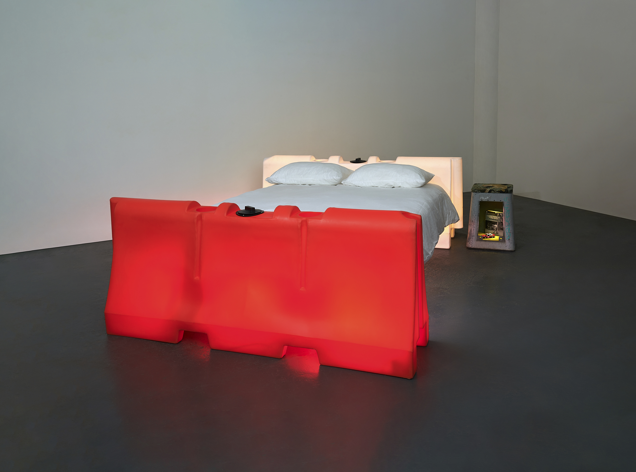 a bed with a red barrier. Carlo Sampietro