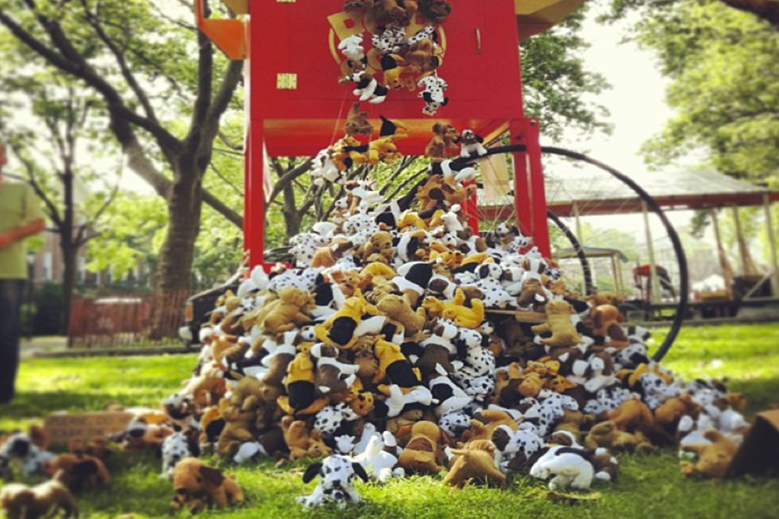 a pile of stuffed animals. Carlo Sampietro