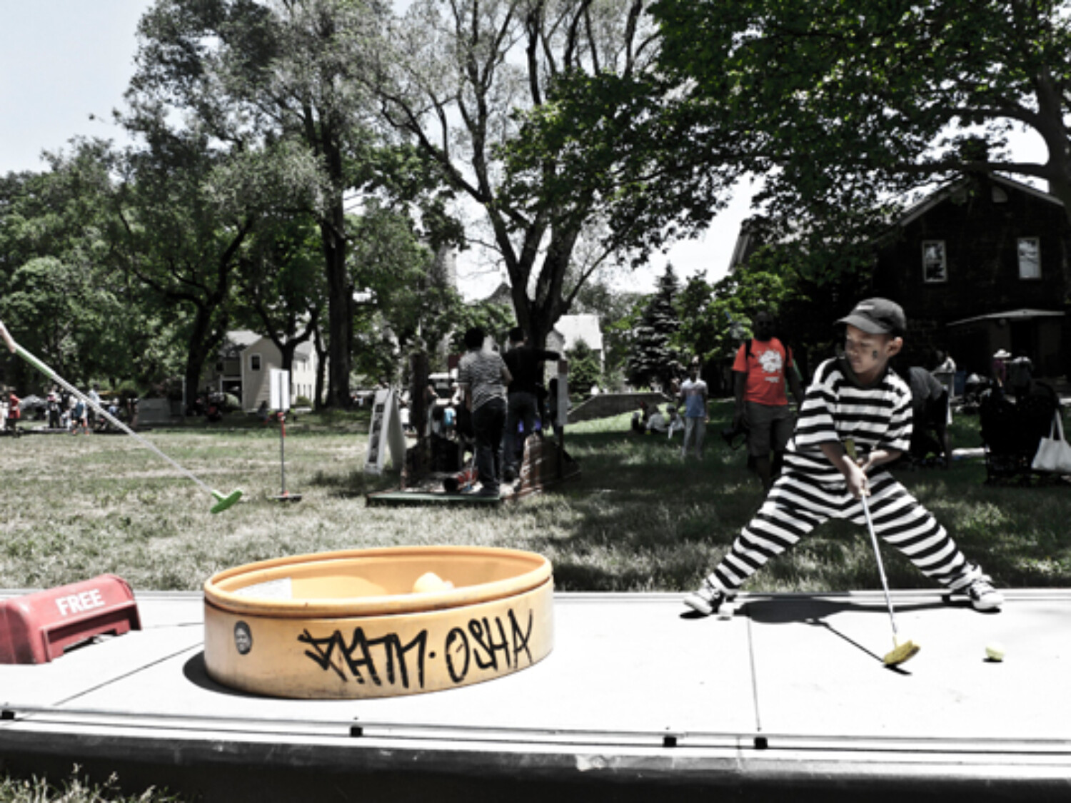 a boy playing mini golf. Carlo Sampietro