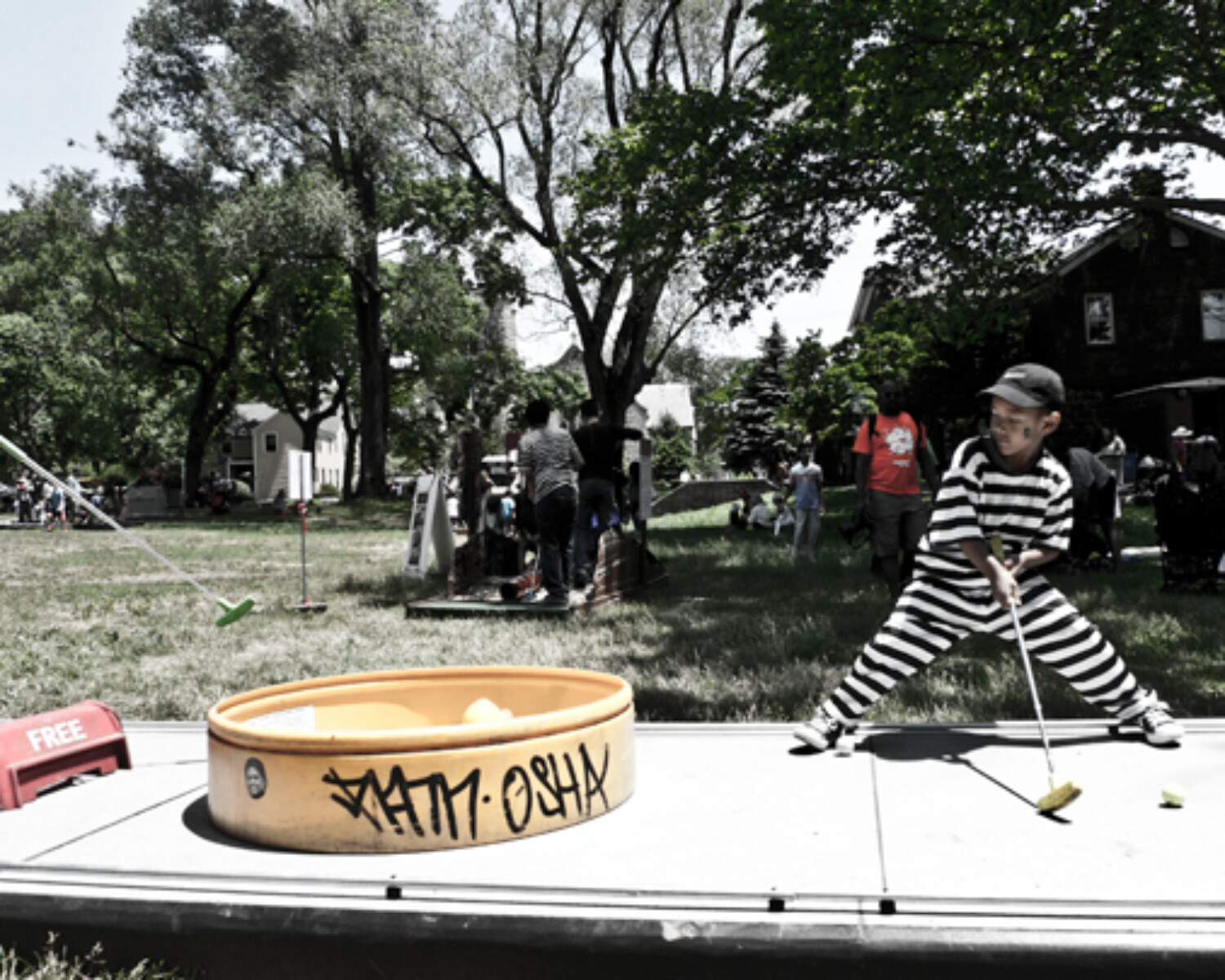 a boy playing mini golf. Carlo Sampietro