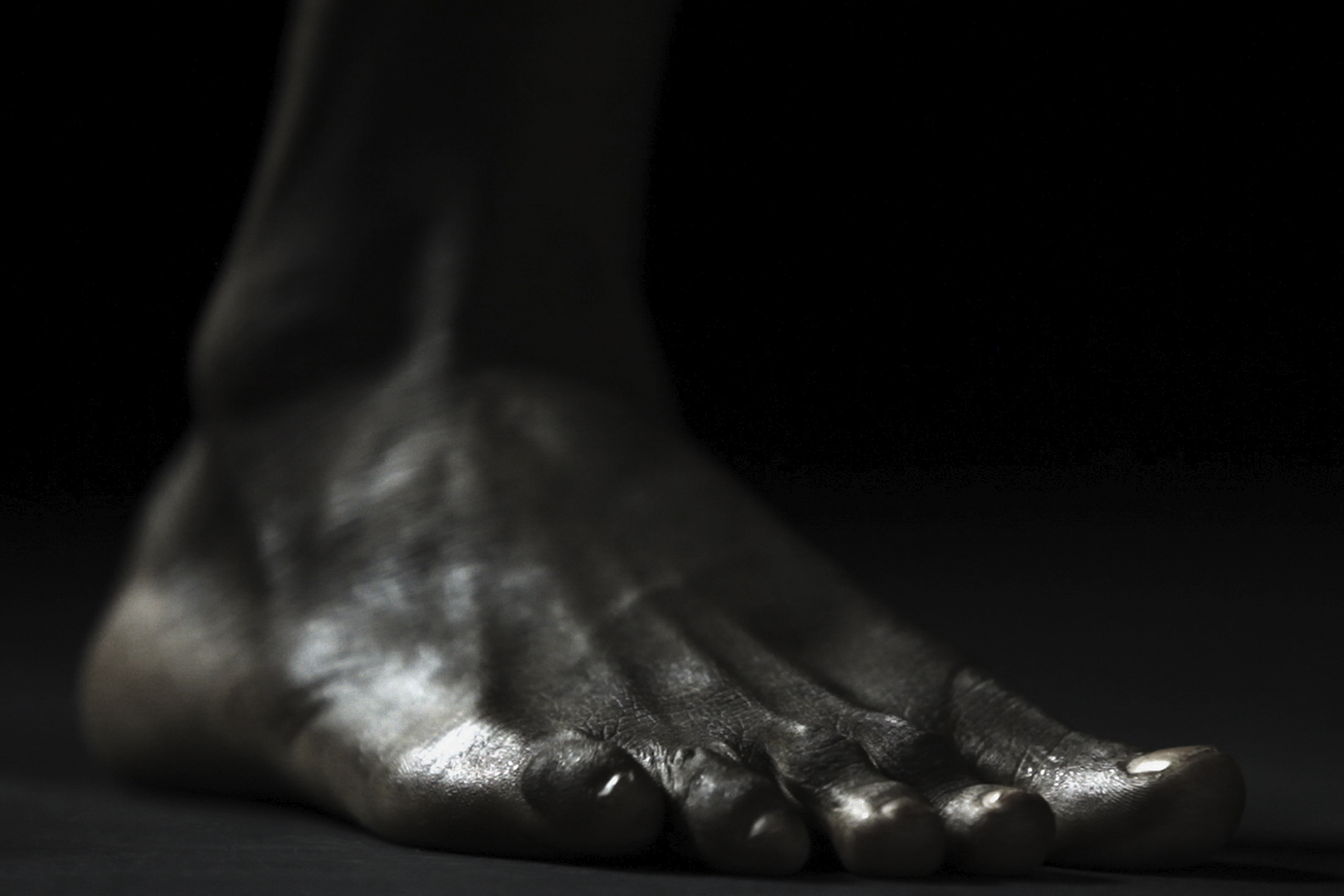 a close up of a foot. Carlo Sampietro